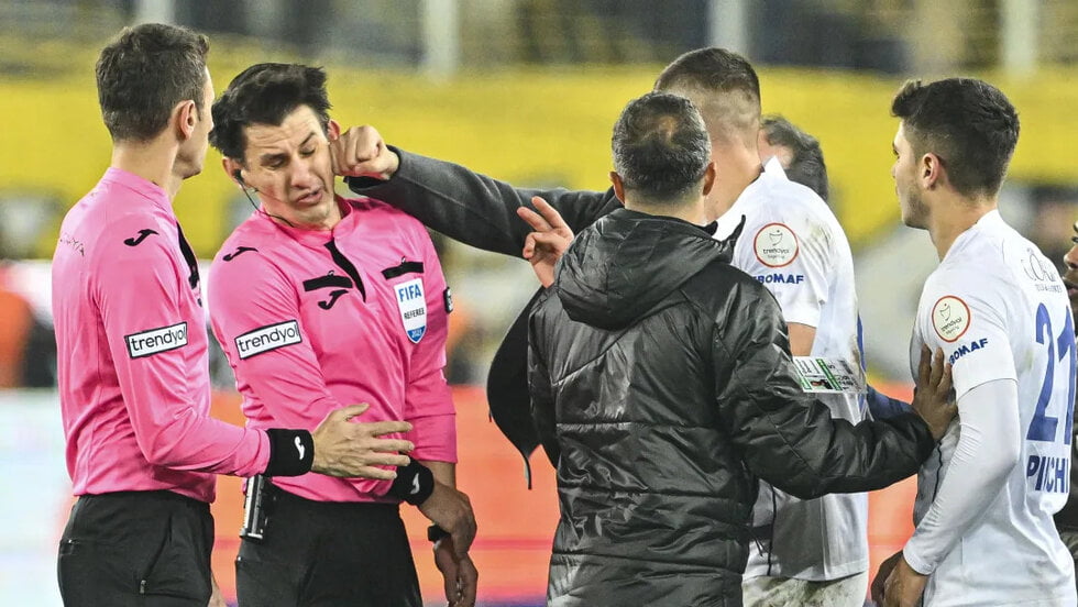 Umut Meler punched by Faruk Koca following Ankaragucu’s 1-1 draw with Rizespor