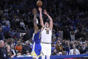 Nikola Jokic apareció en el momento justo con un triple inolvidable para darle el triunfo a Denver Nuggets sobre Golden State Warriors