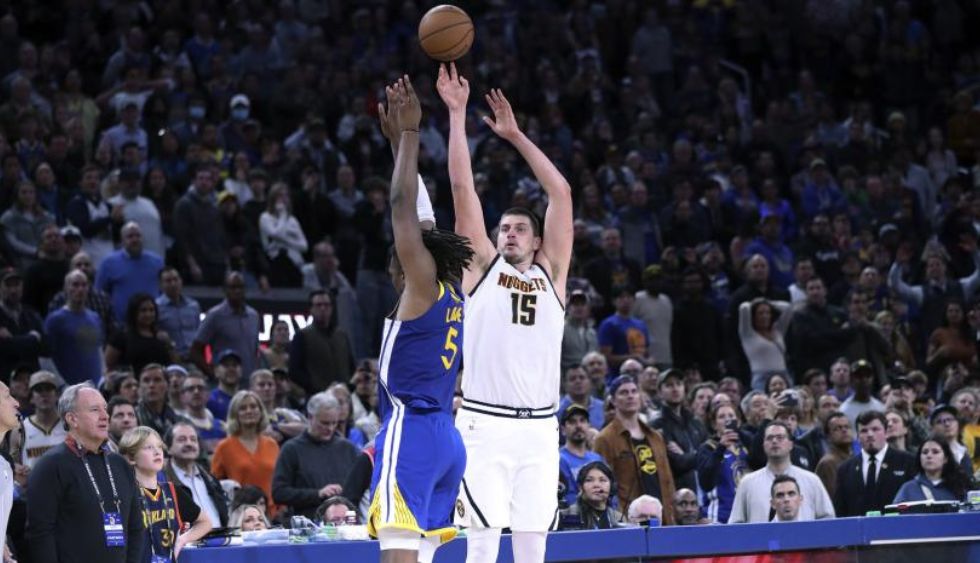 Nikola Jokic apareció en el momento justo con un triple inolvidable para darle el triunfo a Denver Nuggets sobre Golden State Warriors