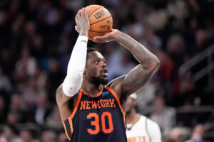 New York Knicks' star Julius Randle injured his right shoulder in Saturday's game against the Miami HeatLAPRESSE