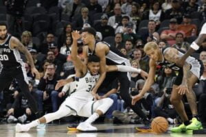 Giannis Antetokounmpo y Victor Wembanyama en Bucks vs. Spurs.