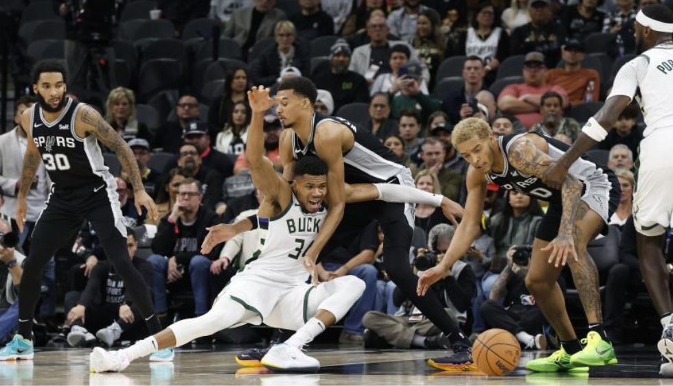 Giannis Antetokounmpo y Victor Wembanyama en Bucks vs. Spurs.