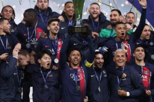 PSG celebrate winning the Trophee des Champions