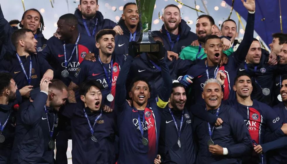 PSG celebrate winning the Trophee des Champions