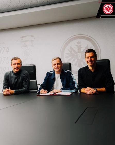 Donny van de Beek, has finalized his loan agreement with Eintracht Frankfurt