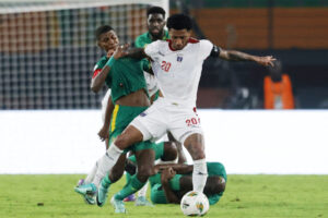 Cape Verde's Ryan Mendes in action with Mauritania's Bodda Mouhsine.