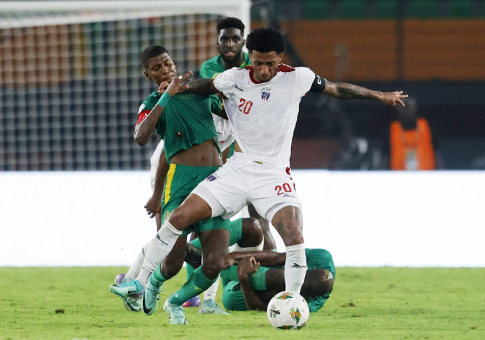 Cape Verde's Ryan Mendes in action with Mauritania's Bodda Mouhsine.