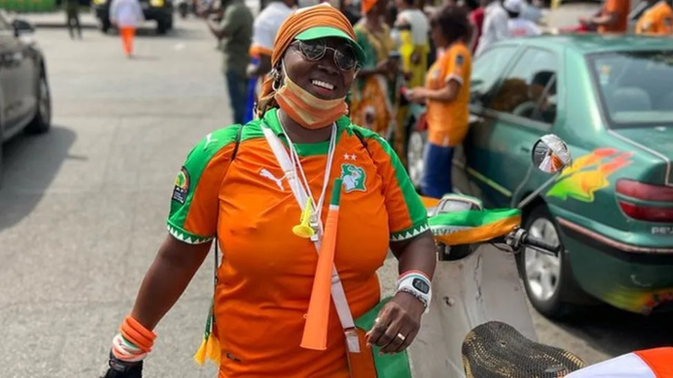 A football fan awaits the arrival of the national team in Abidjan 