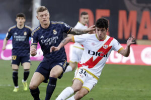 Toni Kroos of Real Madrid challenged for the ball