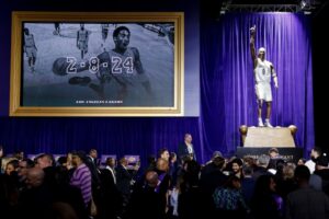 Full statue unveiling ceremony: Kobe Bryant becomes the 7th Lakers icon commemorated with a statue.