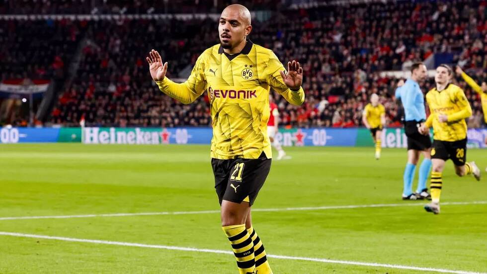 Donyell Malen of Borussia Dortmund scores the 0-1 celebrating his goal during the UEFA Champions League 2023/24 round of 16 first leg match between PSV Eindhoven and Borussia Dortmund